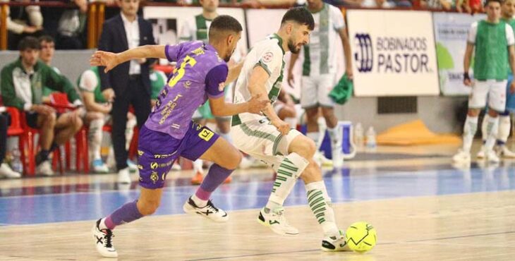Mykytiuk conduce ante un jugador del Jaén Paraíso Interior.