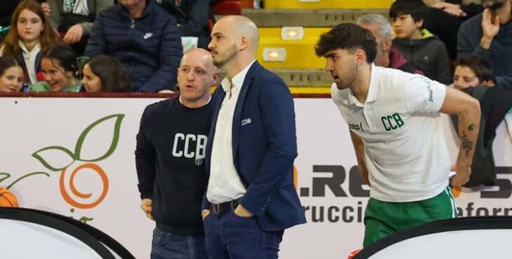 Nacho Pastor sigue el juego desde su área técnica. Foto: Córdoba Club de Baloncesto