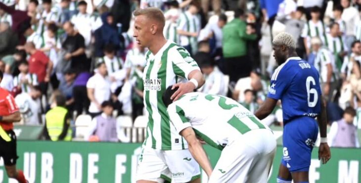 Obolskii consuela a un compañero tras el 0-0 ante el Oviedo. Autora: Natalia Román