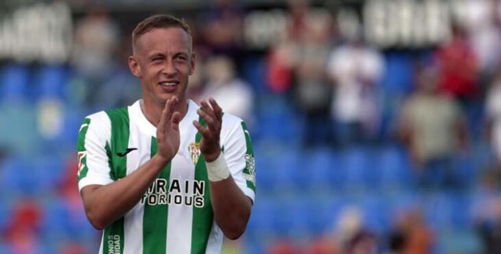 Obolskii aplaude tras su gol en Elda. Foto: LaLiga Hypermotion
