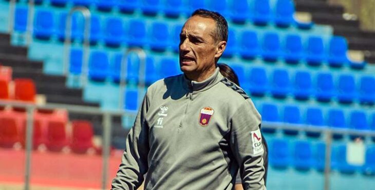 José Luis Oltra en un entrenamiento del Eldense.