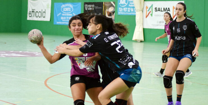 Malena Guerisoli con gesto bastante forzado al intentar dar un pase. Foto: Laclasi.es