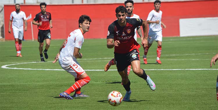 Una jugada del partido entre La Palma y el cuadro pontano. Foto: Tino Navas/ Salerm Puente Genil