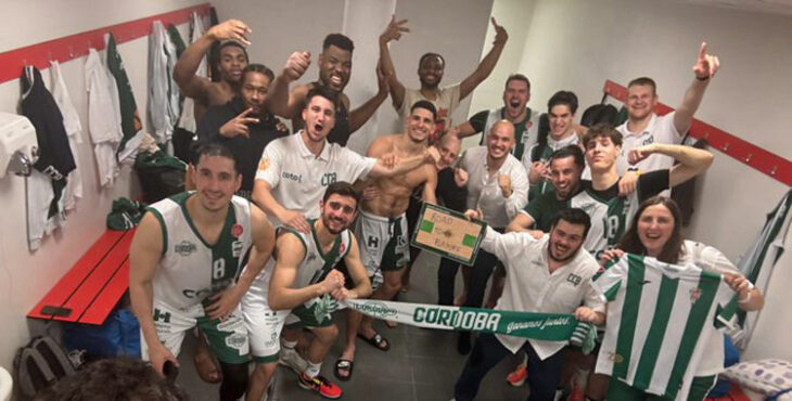 Una imagen del vestuario blanquiverde tras su salvación matemática. Foto: Córdoba Club de Baloncesto