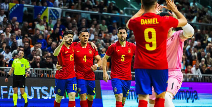 Bebé celebra con sus compañeros uno de los tantos a Bosnia. Foto: RFEF