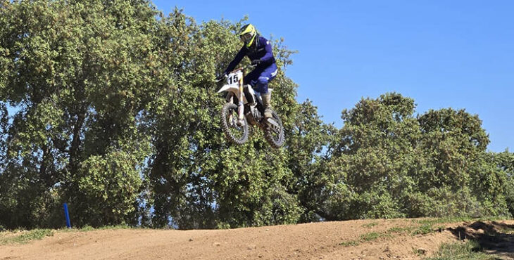 Un piloto volando tras un gran peralte en el circuito de Villanueva de Córdoba.