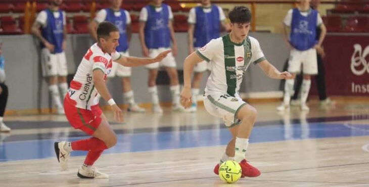 Zafra trata de superar a un jugador del Sima Granada.