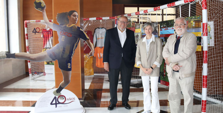 El rector de la UCO, Manuel Torralbo Rodríguez, visitando la exposición del Rectorado, acompañado del vicerrector de Salud y Bienestar, Rafael Solana Lara, y la directora de Deportes de la UCO, Marta Domínguez Escribano