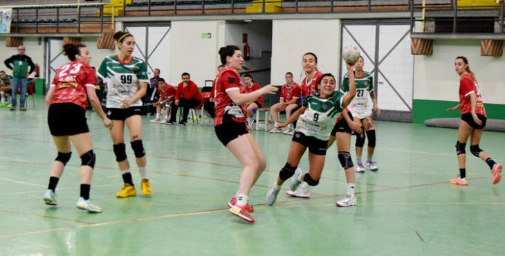 A la desesperada. Malena Guerisoli intenta lanzar con la mano no dominante, la izquierda, ante la defensa del Caja Rural Cleba, en una imagen significativa de lo que fue el partido. Foto: Laclasi.es
