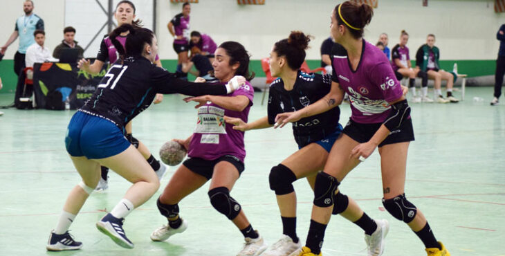 Malena Guerisoli se ve frenada por varias rivales en un ataque de Adesal. Foto: Laclasi.es