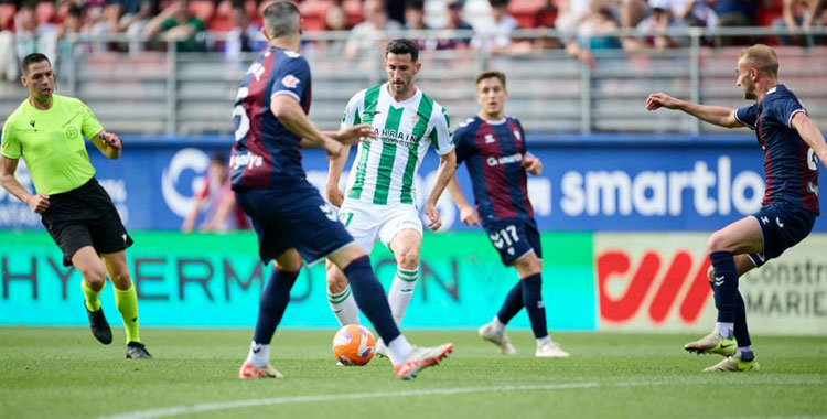 Albarrán en un lance del duelo ante el Eibar. Foto: LaLiga Hypermotion