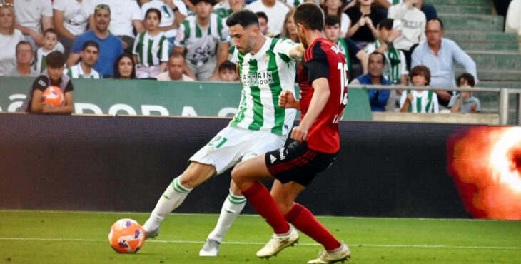 Albarrán intenta un centro en el partido contra el Mirandés. Autora: Natalia Román
