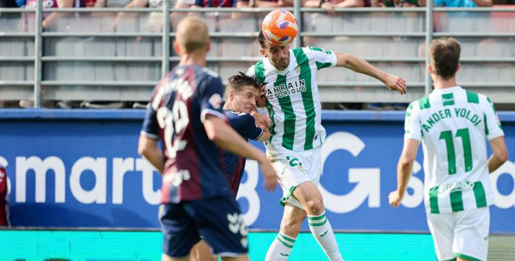 Albarrán intenta ganar una pelota aérea en Ipurua. Foto: LaLiga Hypermotion