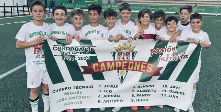 Los chavales del Córdoba tras su título. Foto: CCF