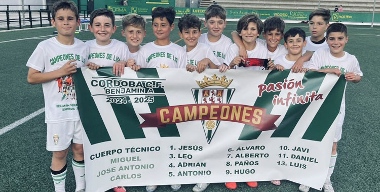 Los chavales del Córdoba tras su título. Foto: CCF