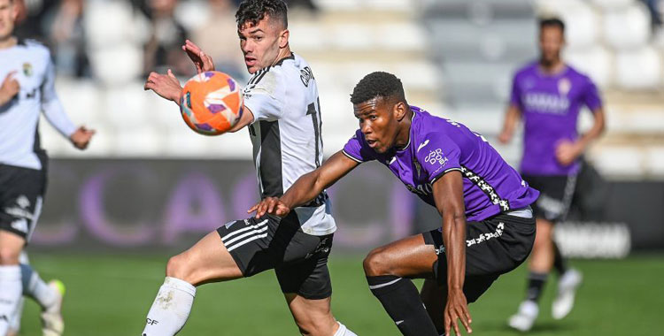 Marvel peleando con un jugador del Burgos en El Plantío. Foto: LaLiga Hypermotion