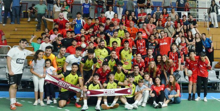 Una foto de familia final del Cajasur con su hinchada. Unas veces se gana y otras se aprende. Foto: Rafa Barroso / CBM