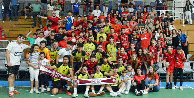 Una foto de familia final del Cajasur con su hinchada. Unas veces se gana y otras se aprende. Foto: Rafa Barroso / CBM