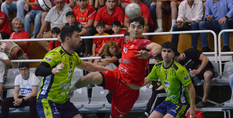 La escuadra granate se vio frenada por el Caja Rural Balonmano Zamora. Foto: Rafa Barroso / CBM
