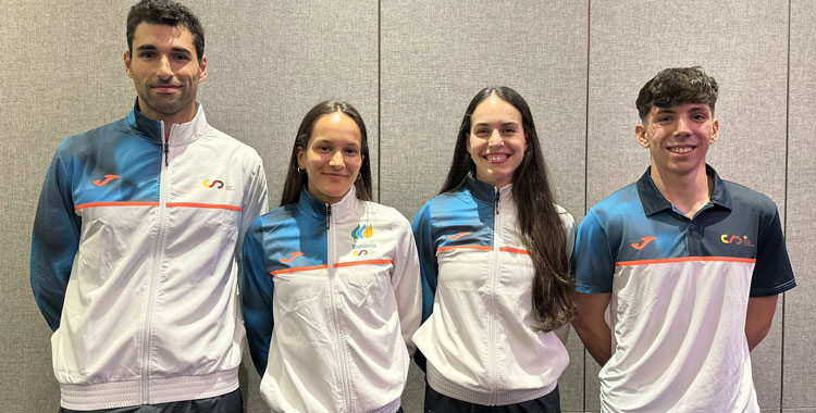 Carmen Avilés, segunda por la derecha, en la formación del 4x400 mixto de España en China