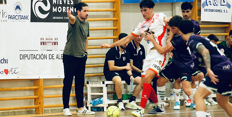 David Fernández dirigiendo a sus jugadores en un partido. Foto: Córdoba Futsal