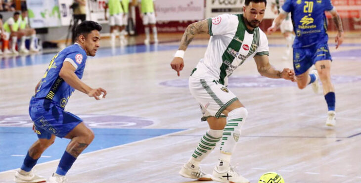 Felipe Echavarría en pleno regate a un adversario castellonense. Foto: Edu Luque / Córdoba Futsal