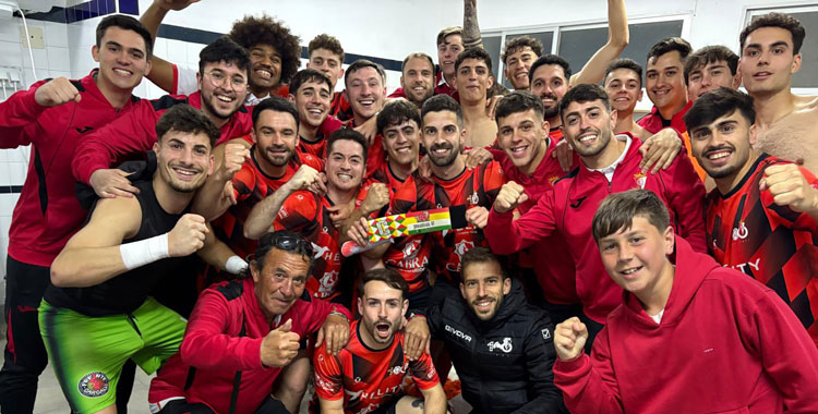 Los jugadores del cuadro egabrense celebrando su triunfo en Belmez. Foto: Hélity Egabrense