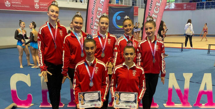 Gimnastas del Séneca posando con medallas y diplomas. Foto: GR Séneca