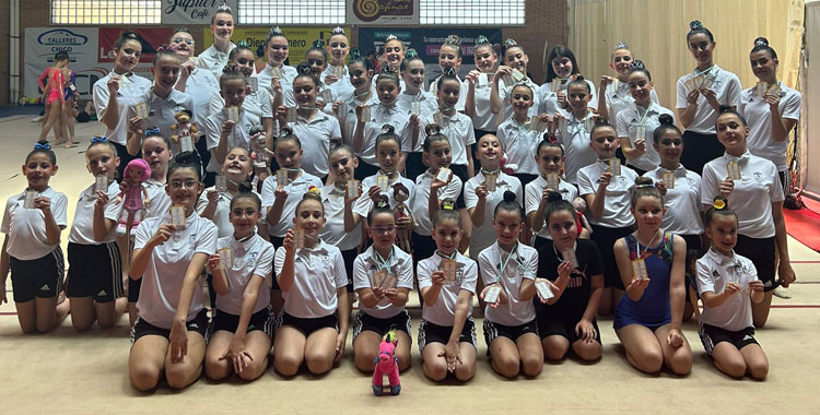 Las gimnastas del club senequista con sus preseas. Foto: GR Séneca