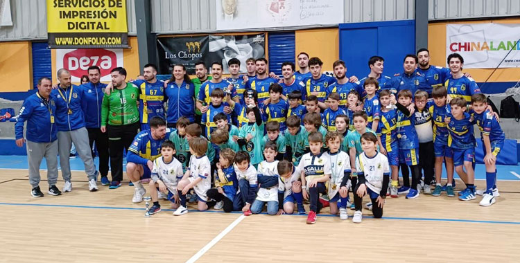 Los jugadores de La Salle posando con la chavalería. Foto: La Salle Balonmano