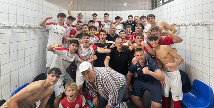 La alegría del equipo tras vencer al Palomera-Naranjo. Foto: Los Califas Balompié