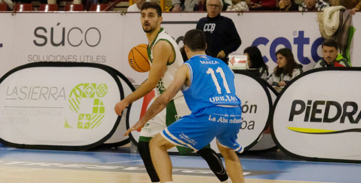 Lucas Muñoz ordenando el juego en un partido de esta temporada. Autor: Rafael Romero