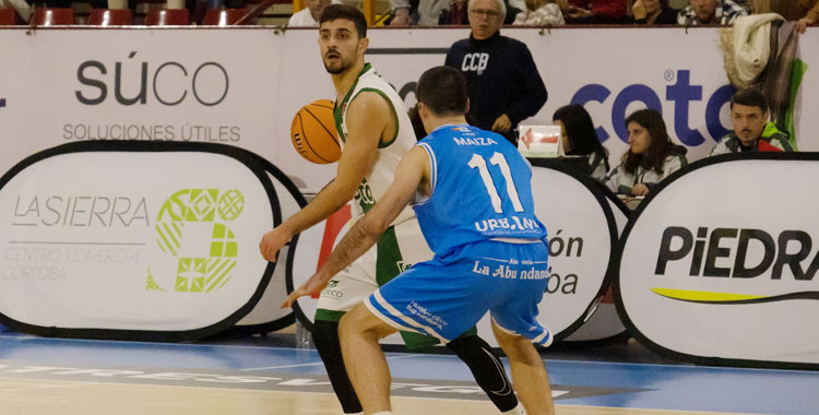 Lucas Muñoz ordenando el juego en un partido de esta temporada. Autor: Rafael Romero