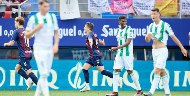 Marvel y otros jugadores del Córdoba tras uno de los tantos del Eibar en el partido. Foto: LaLiga Hypermotion