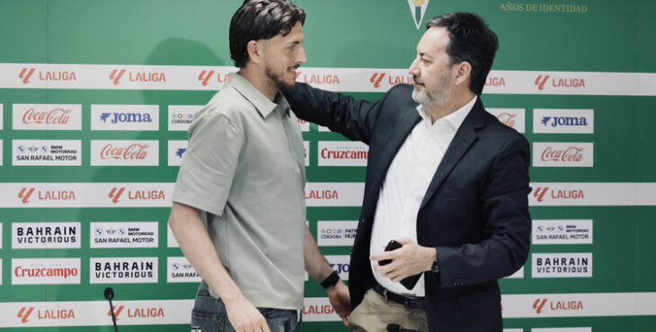 Fernández Monterrubio saludando a Carlos Marín en el acto de esta semana. Foto: CCF
