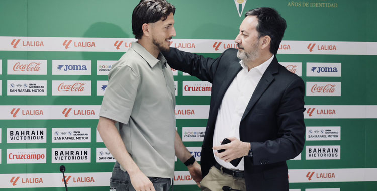 Fernández Monterrubio saludando a Carlos Marín en el acto de esta semana. Foto: CCF