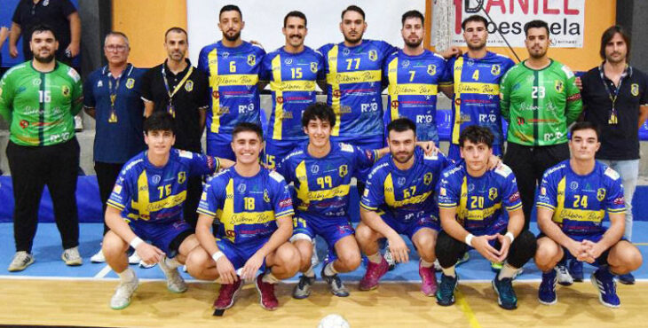 Miguel Ángel Moriana junto a su grupo antes de un partido. Foto: Laclasi.es