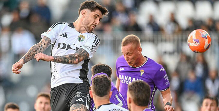 Fer Niño gana una acción por alto en presencia de Obolskii. Foto: LaLiga Hypermotion
