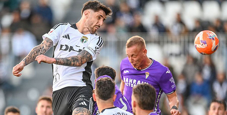 Fer Niño gana una acción por alto en presencia de Obolskii. Foto: LaLiga Hypermotion