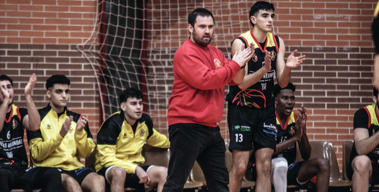 Pedro Cabello dirigiendo desde su área técnica. Foto: Emilio José Torres / Facebook: Torres Caballero Fotografía / Instagram: @ejtorrescaballero