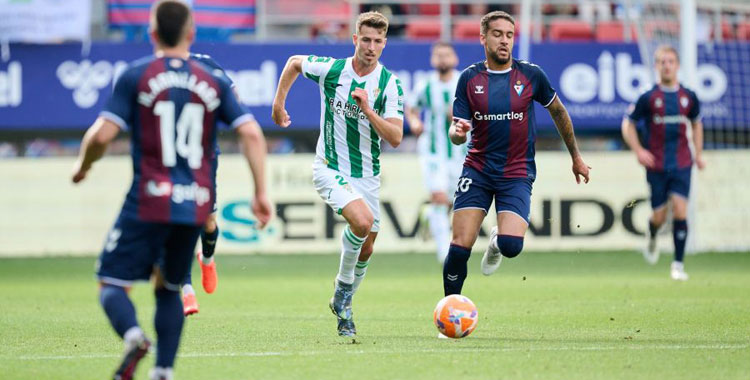 Pedro Ortiz conduce el balón en Ipurua. Foto: LaLiga Hypermotion
