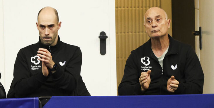 Luis Calvo, a la derecha, junto a su hijo Alejandro, en un partido del Cajasur este curso. Foto: Joaquín Corrales / RFETM