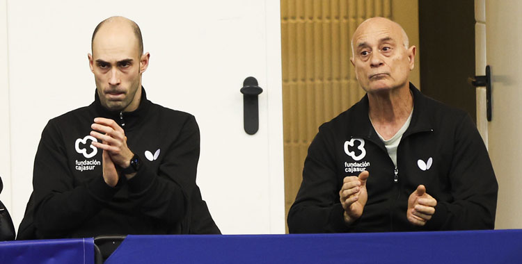 Luis Calvo, a la derecha, junto a su hijo Alejandro, en un partido del Cajasur este curso. Foto: Joaquín Corrales / RFETM