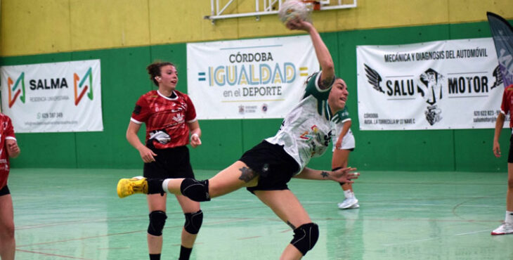 Andrea Roda lanza a gol en seis metros. Foto: Laclasi.es