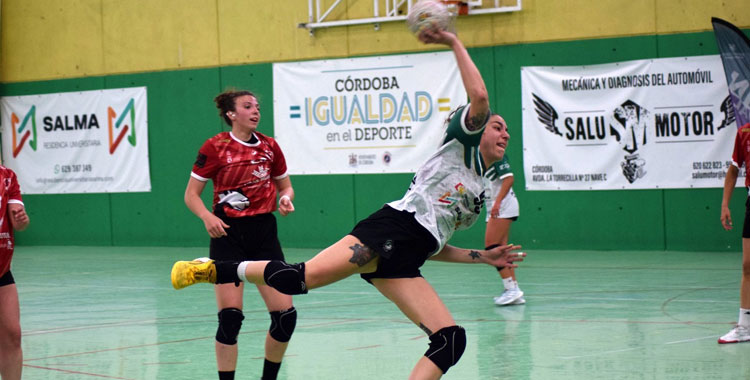 Andrea Roda lanza a gol en seis metros. Foto: Laclasi.es