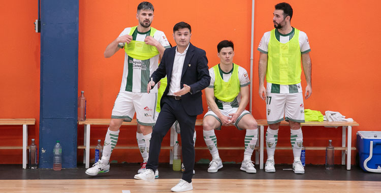 Emanuel Santoro dirigiendo al Córdoba Patrimonio. Foto: Burela FS