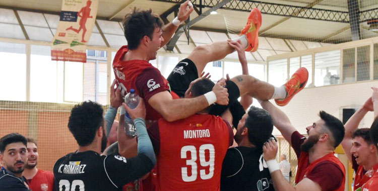La celebración en Triana tras salvarse. Foto: Balonmano Proin Triana