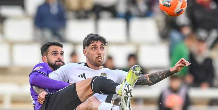 Xavi Sintes peleando una pelota con Fer Niño en Burgos. Foto: LaLiga Hypermotion