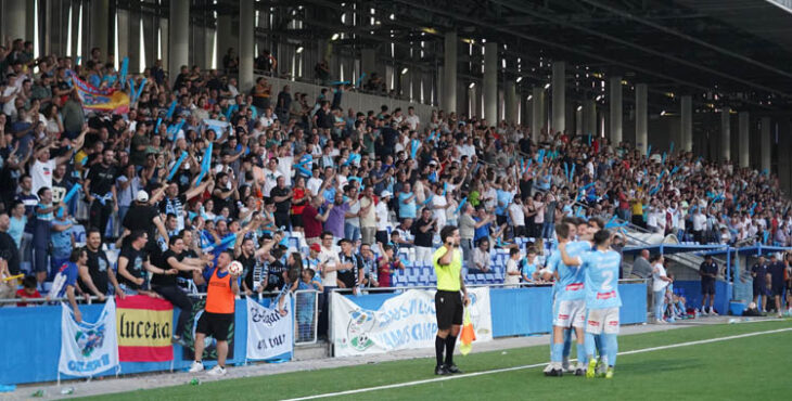 La afición del Ciudad de Lucena en el partido ante el Tomares. Foto: Antonio Dávila / Ciudad de Lucena