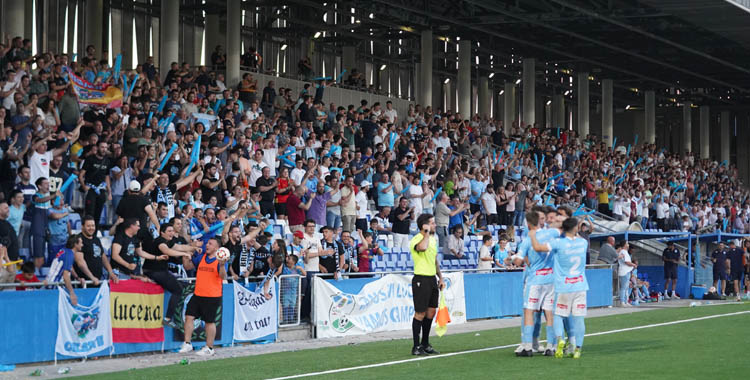 La afición del Ciudad de Lucena en el partido ante el Tomares. Foto: Antonio Dávila / Ciudad de Lucena